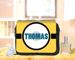 Trousse De Toilette Personnalisée Et Sa Cape De Bain Minions -Cadeaux Boutique 03f45803b6f5585a7909ee3fc30de4ec0bf20c5b9ac2842c3690859cc40d21678