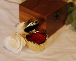 Bouton De Rose En Or Et Rose éternelle Secrète Dans Son Coffret En Bois Gravé -Cadeaux Boutique 0764a2a8cfa94739026c5de3d3f90049c4f91fc4e65235e491ced8b3d75435287