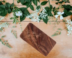 Batterie Externe En Bois Personnalisable Grand Format 4000 MAh - Fleur -Cadeaux Boutique 216e6b0af723dfc499912f93c585dd41ac8dc1cf037fc08699582377135f21060