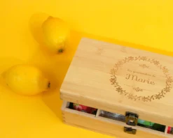 Boîte à Thé Gravée - Les Gourmandises 6 Boîte à Thé Gravée - Les Gourmandises -Cadeaux Boutique 3bf734f163b7b2eff41b827cf6a2207b6fc5e72b0c2bcc59bf104fe31d931327