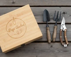 Kit D'outils De Jardinage Dans Coffret Personnalisé -Cadeaux Boutique 4427d2e5a1fd91265c0cd380528717f6b86c2689cec295f0e990fd55179536830