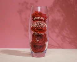 Vase Ovale Personnalisable Gravé Et Ses Roses Rouges éternelles - Je T'aime -Cadeaux Boutique 463916f9bba896bf8c4b02f30e63bc3a21128a701d7aa1d555d32429d2f43703