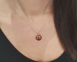 Collier Personnalisé Plaqué Or 18 Carats - Pompon Rouge Ou Bleu -Cadeaux Boutique 5a3379dbb46d2a45f0a2d5f1af368a26b458160ca642734366bae4396bbc30213