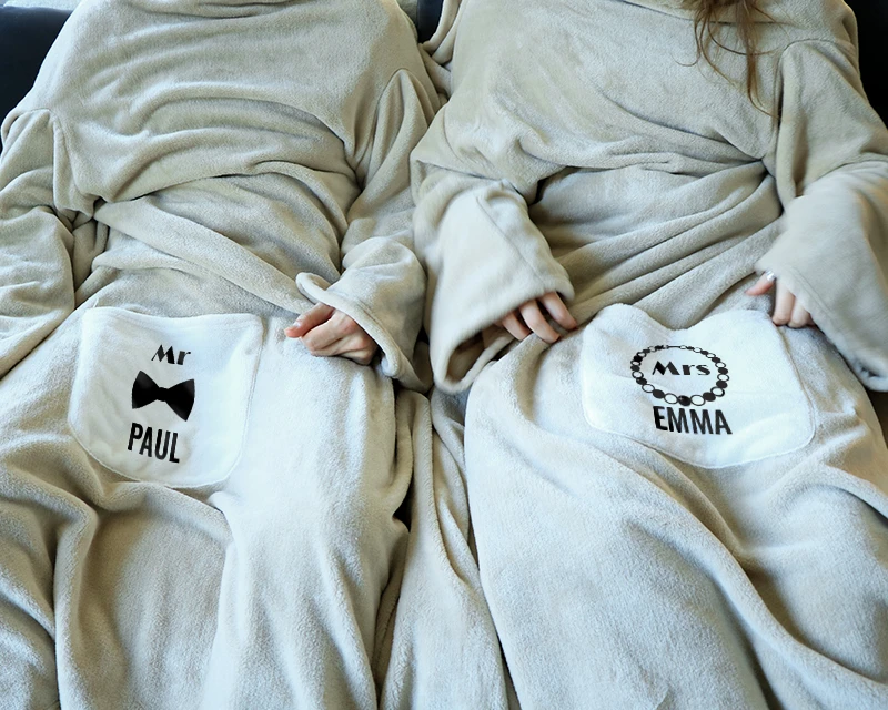 Couverture à Manches Personnalisée Pour Couple - Mr. And Mrs. 2 Couverture à Manches Personnalisée Pour Couple - Mr. And Mrs. – Image 2