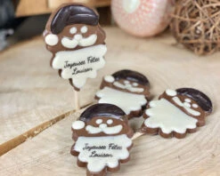 Lot De 4 Sucettes Père Noël En Chocolat Au Lait Dont 2 Personnalisées 5 Lot De 4 Sucettes Père Noël En Chocolat Au Lait Dont 2 Personnalisées -Cadeaux Boutique 77f365923214fd14b8cfb0a28510fbeb967921abc685716b20aa6d3a300530137
