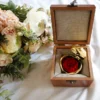 Bouton De Rose En Or Et Rose éternelle Secrète Dans Son Coffret En Bois Gravé