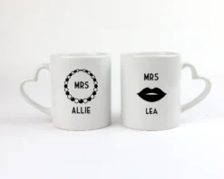 Lot De 2 Mugs Coeurs Personnalisés - Mrs & Mrs -Cadeaux Boutique 7cb1bea7f57a5feaab243276a23c6cbdaed7b5cf2ca319f0c9bdb54c509e21947