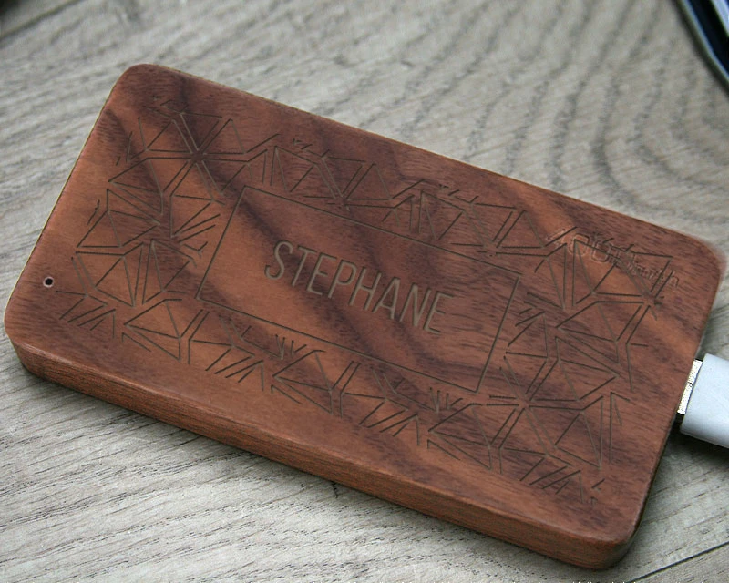 Batterie Externe En Bois Personnalisable Grand Format 4000 MAh - Prénom 2 Batterie Externe En Bois Personnalisable Grand Format 4000 MAh - Prénom – Image 2