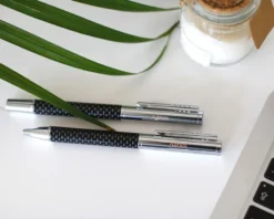 La Parure De Stylos Gravée 7 La Parure De Stylos Gravée -Cadeaux Boutique 89279c95b43ddd48588ecb250a1d7f5a46abccf7b06f1ced53abd1b686f429876