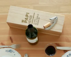 Caisse à Vin Gravée - Roi Du Monde -Cadeaux Boutique 8f5cd21ce0a0f5def4f412b11f001ae7f366044b286fb3a4ee875aa5dd8d4836