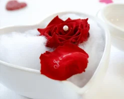 Rose Éternelle Avec Perle Nacrée Et Son Pétale Personnalisable Dans Son Écrin Secret -Cadeaux Boutique 9981be10ac93126c172468b35415f57052b92bdb0ab43668cbbffc4b177f29746