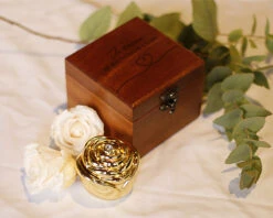 Bouton De Rose En Or Et Rose éternelle Secrète Dans Son Coffret En Bois Gravé -Cadeaux Boutique 9ff2d6dc40154a2d4290ee473d2fa9f7a76354472097f4b7e928034e15c635284