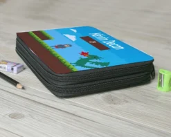 Trousse D'école Avec Fournitures - Collection Jeux Vidéo Retro - Version Garçon 5 Trousse D'école Avec Fournitures - Collection Jeux Vidéo Retro - Version Garçon -Cadeaux Boutique a76a2efc9d0b1a3e8652ee025126ce199a7d4952b9a99fd9695b404acf2422508