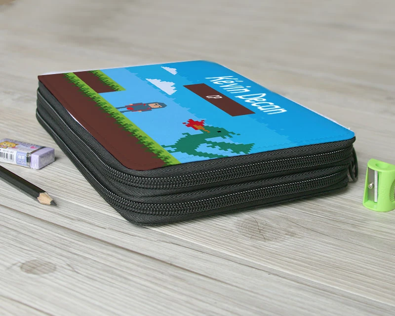 Trousse D'école Avec Fournitures - Collection Jeux Vidéo Retro - Version Garçon 3 Trousse D'école Avec Fournitures - Collection Jeux Vidéo Retro - Version Garçon – Image 3