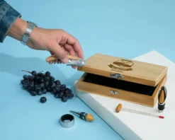 Coffret Sommelier Gravé Et Ses Accessoires - De Père En Fils - Fille -Cadeaux Boutique aafba7dc95c44145268ba6a5d9980334371a11f9719aaea48d8ccfc82b514968