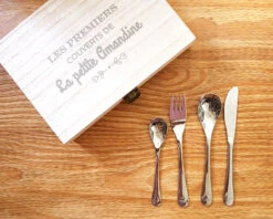 Kit Couverts Enfant Gravé -Cadeaux Boutique b25ea20bb18bc56974c3c5dded99338f3040954b0f96ac6909ed3a3d2f4e21884