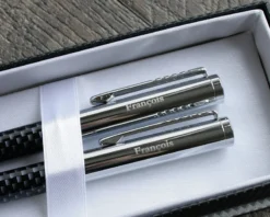 La Parure De Stylos Gravée 6 La Parure De Stylos Gravée -Cadeaux Boutique c2eeba0c092d7ed6c524e2828716fe7df8a5b69edab530a20128d570e94e29879