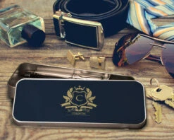 Trousse Métal Blason -Cadeaux Boutique c5ec6c1ab0688c58cc448493eb2e2df543fb5dafb511acc739f9c5a2822e22532