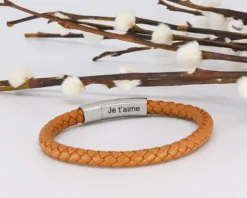 Bracelet En Cuir Tressé Coloré - Marron Foncé, Camel Ou Bleu Marine -Cadeaux Boutique cbc1357a28ce87139d0891a8d1d11f2e9175385432ba59e340afeeb0b2bd36077