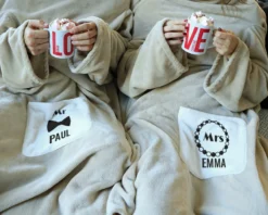 Couverture à Manches Personnalisée Pour Couple - Mr. And Mrs. 6 Couverture à Manches Personnalisée Pour Couple - Mr. And Mrs. -Cadeaux Boutique d72a63479a9207acdfef40d1e1b0b3a23111b3dfa611b267b875d1d834ba2286