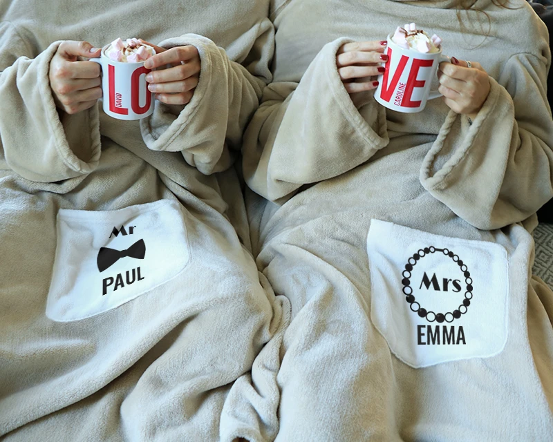 Couverture à Manches Personnalisée Pour Couple - Mr. And Mrs. 3 Couverture à Manches Personnalisée Pour Couple - Mr. And Mrs. – Image 3