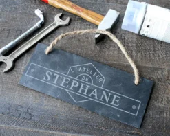 Plaque De Porte Personnalisée - L'atelier De... -Cadeaux Boutique e273798c5b4693fe20909439776becf956df92df8398a8a31091c44be5f13745