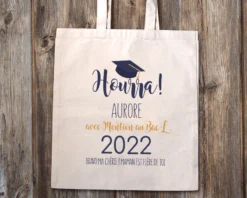 Tote Bag Personnalisé - Collection Diplomé(e) -Cadeaux Boutique fc5a0cc3dc86d7cf6e35f497b1164a4353f424d2b8913cd6f54bf4329b3428162