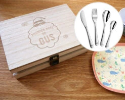 Kit Couverts Pour Enfant Personnalisable - Premier Noël 7 Kit Couverts Pour Enfant Personnalisable - Premier Noël -Cadeaux Boutique fdc74e95524b64aee50eeaa8a73f608fe21f29862dba9d7e716826033a3033713