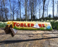 Toblerone Géant - Joyeuses Pâques -Cadeaux Boutique fe348e2c5f7abb25246d1682b9ee96835bf974e51f19a7ab629fd1ce40fe35754
